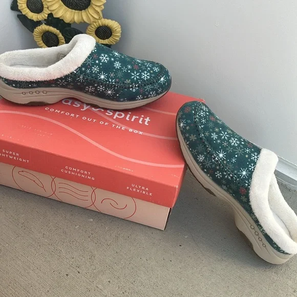 Teal, Red, and White Snowflake Print Fleece Lined Insulated Casual Slip-On Clogs - Picture 6 of 7